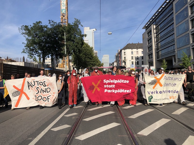 Tisíce demonstrantů ve Frankfurtu (aktualizováno)